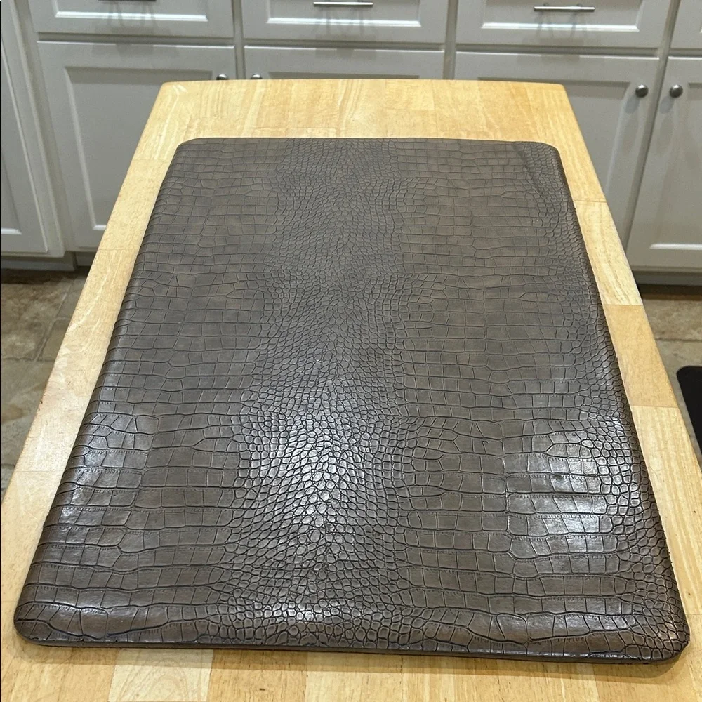 Elegant Brown Crocodile Pattern Foam Mat